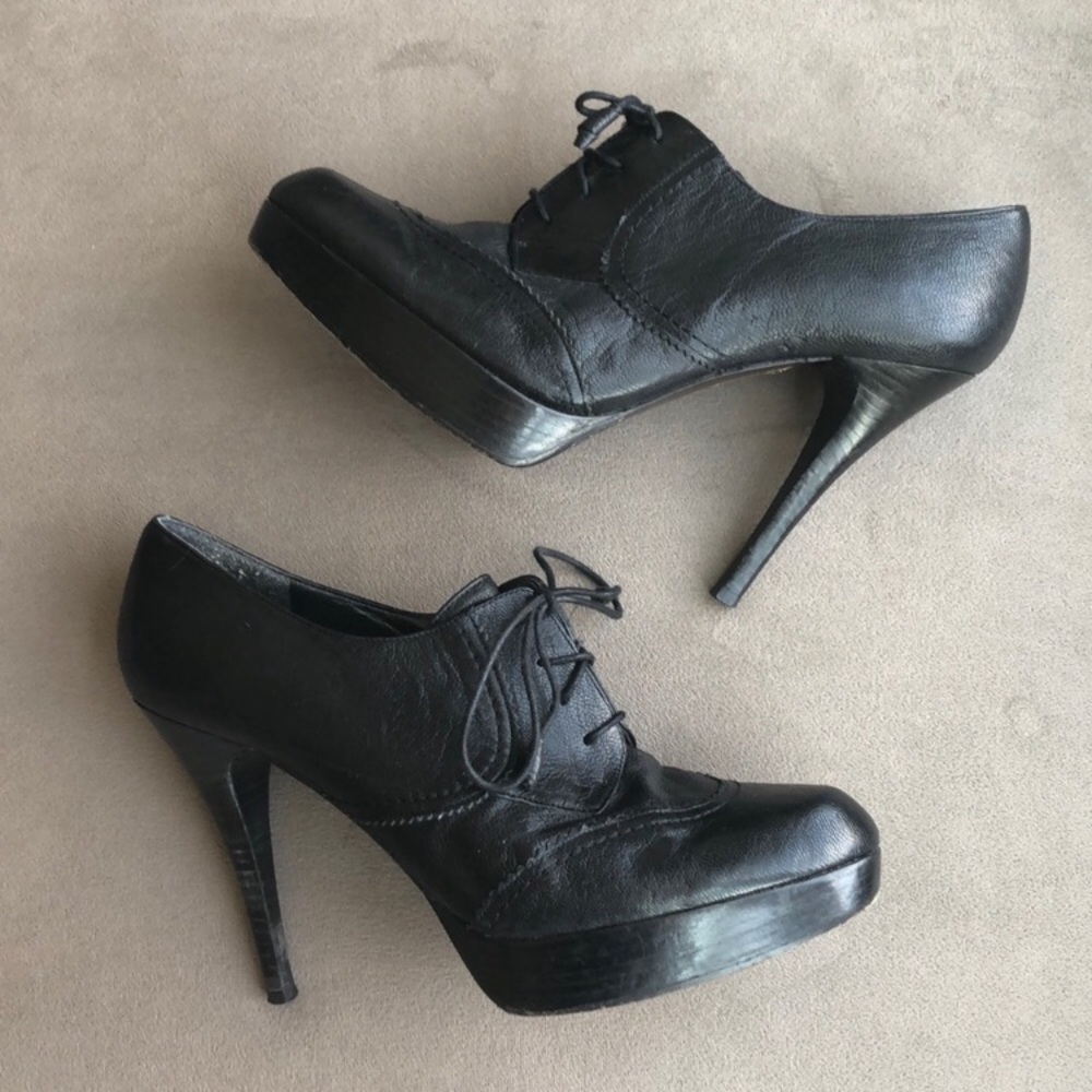 Stuart Weitzman leather wingtip oxford heels (9.5)